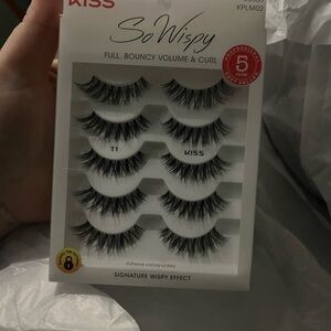 Kiss So Wispy Eyelashes with Black Volume